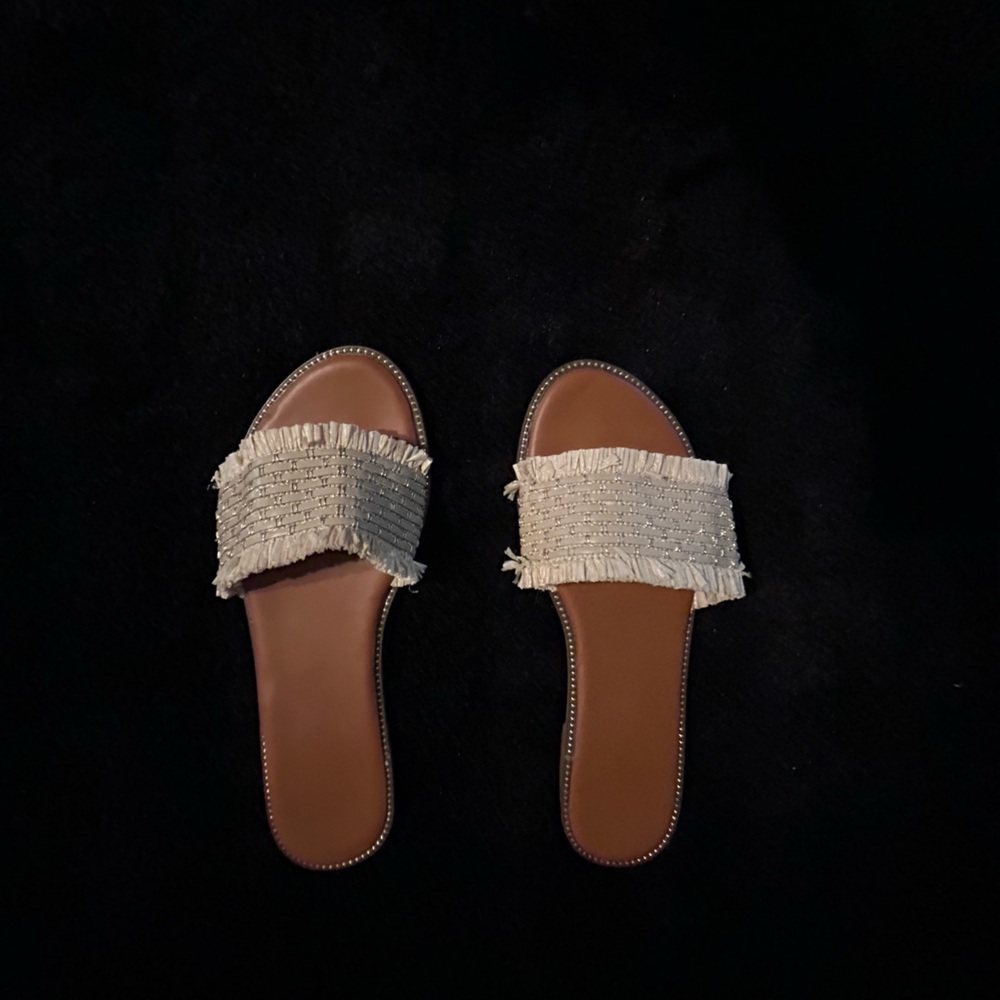 Ladies Slide on Sandals/ flip flops size 9 no damage just in time for Spring